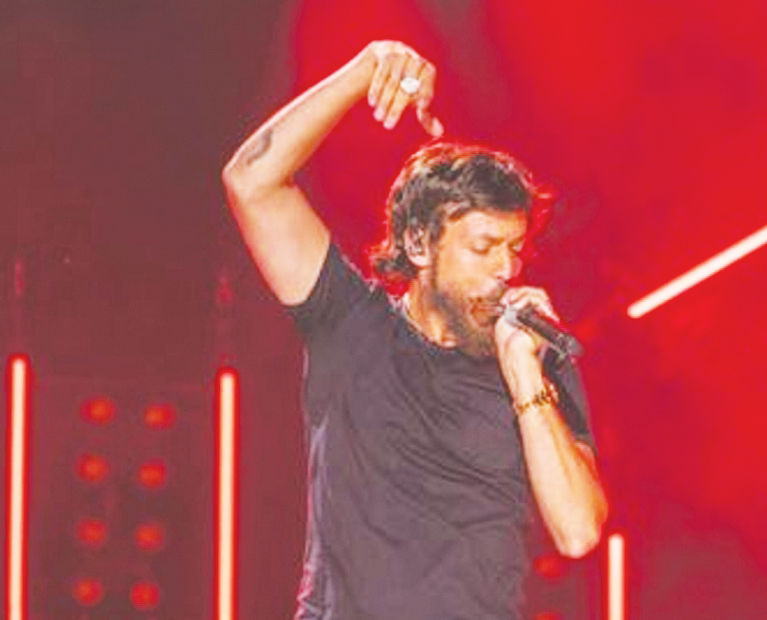 Chris Janson performing